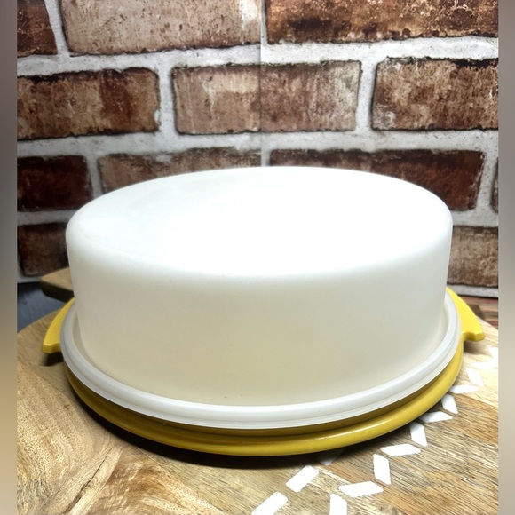 Vintage Tupperware Pie Taker  Harvest Yellow Gold - Picture 7 of 7